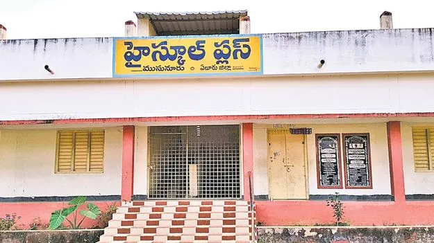 ఒక్క విద్యార్థి.. నలుగురు లెక్చరర్లు..!