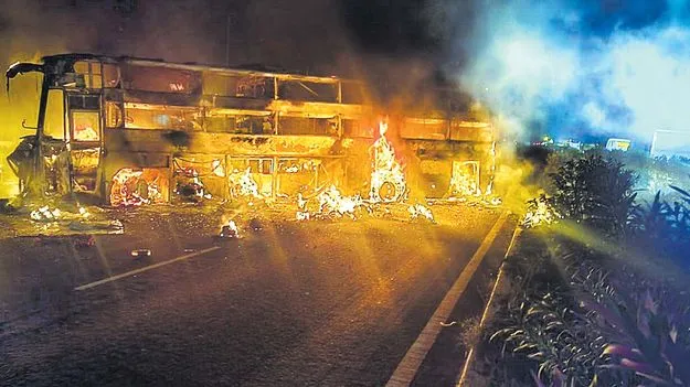 హైవేపై అగ్ని కీలలు