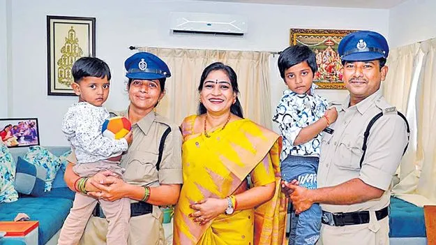 మహిళా కానిస్టేబుల్‌కు హోంమంత్రి సత్కారం