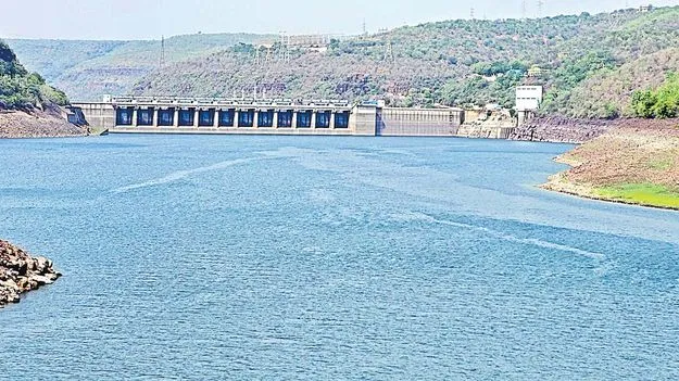 మా నీళ్లు మీకివ్వడమేంటి?