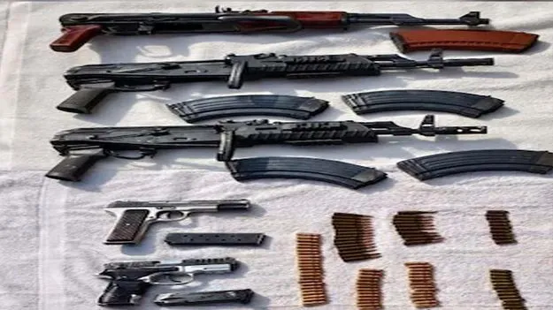 India-Pakistan Border: భారత్‌-పాక్‌ సరిహద్దులో మారణాయుధాలు లభ్యం