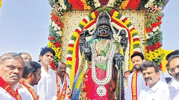 తాడిపత్రిలో 30 అడుగుల వాసవీమాత విగ్రహం