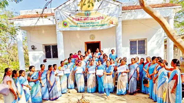 రోడ్డెక్కిన  అంగన్‌వాడీలు