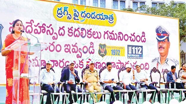 కత్తి కంటే డ్రగ్స్‌ ప్రమాదం