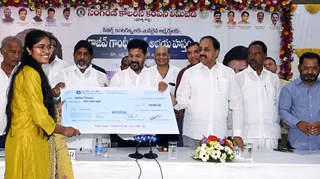 CM Revanth Reddy: ఉద్యోగులే వారధులు, సారథులు