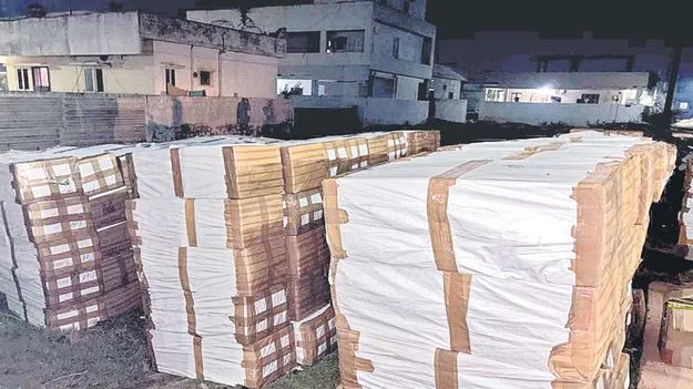 నిషేధిత సిగరెట్ల రాకెట్‌ గుట్టురట్టు