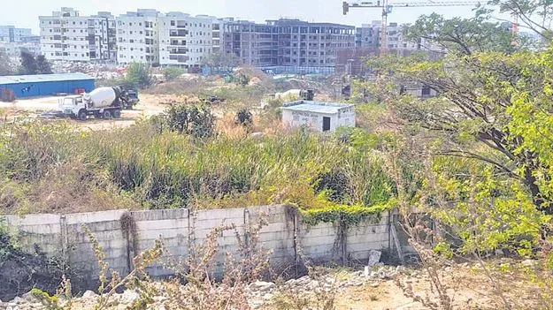 అక్రమార్కులకు అండ.. చిరుద్యోగులపై కొరడా!