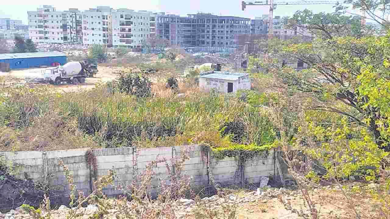 అక్రమార్కులకు అండ.. చిరుద్యోగులపై కొరడా!