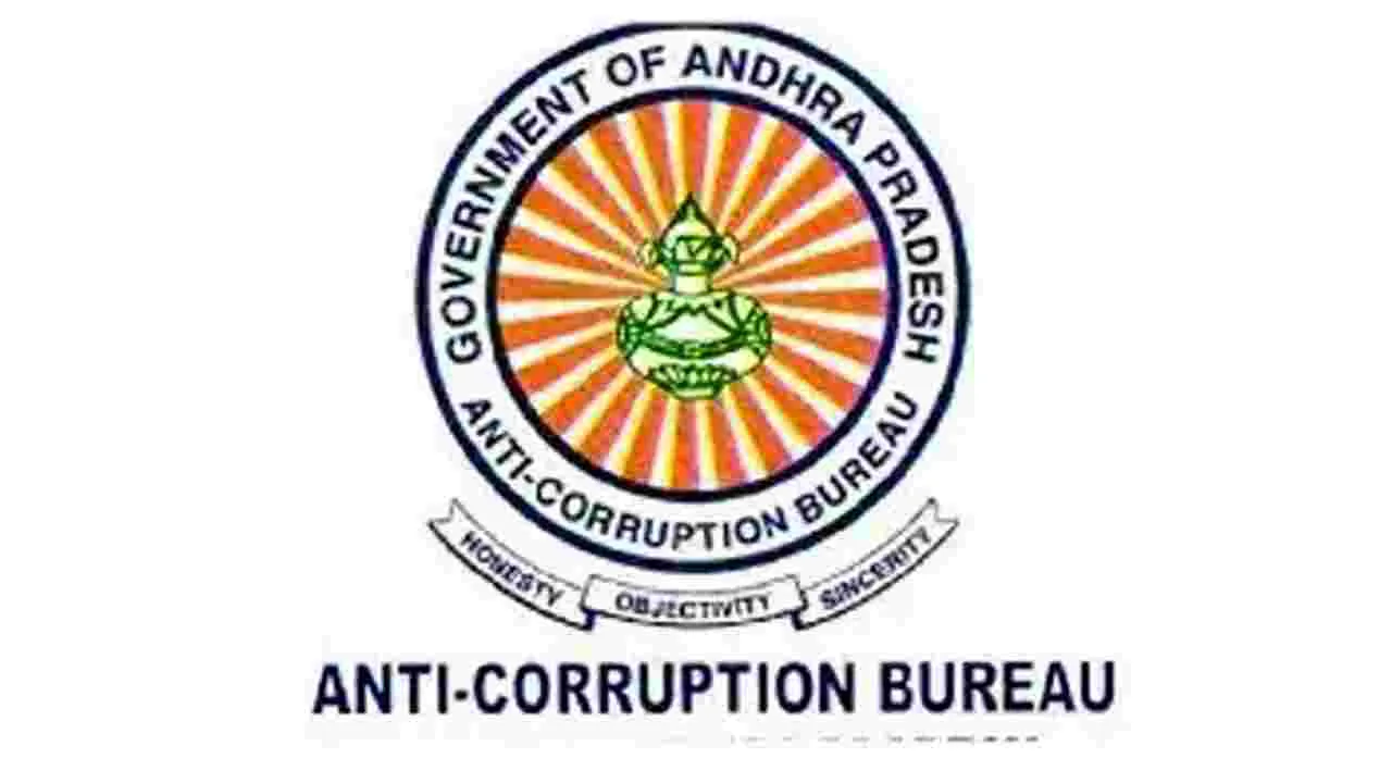 డీసీహెచ్‌ఎస్ అధికారికి ఏడేళ్ల జైలు