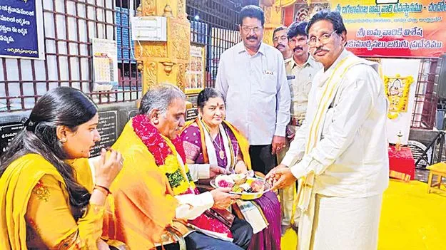 శ్రీబగళాముఖి సేవలో జస్టిస్‌ హరిహరనాథ్‌ శర్మ