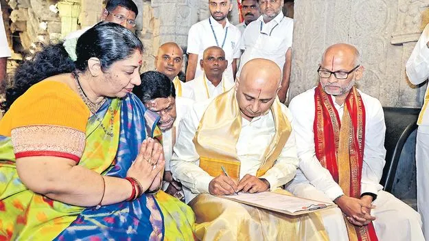 టీటీడీ ఈవోగా రవిచంద్ర బాధ్యతల స్వీకరణ