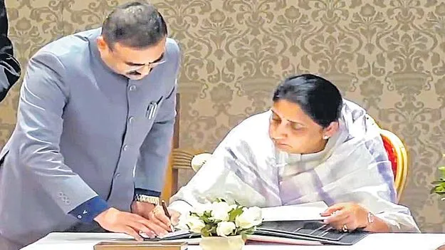 డిప్యూటీ సీఎంగా సునేత్ర ప్రమాణం