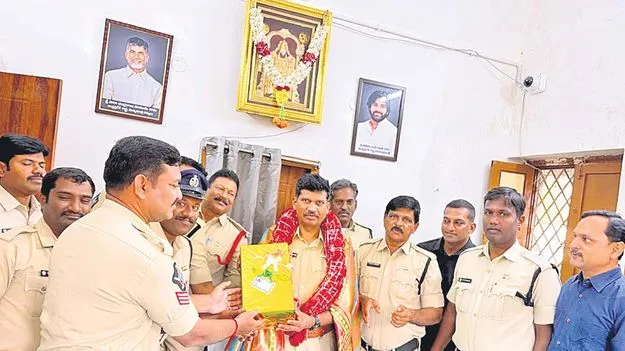 ప్రశంస.. బదిలీ రెండూ ఒకే రోజు!