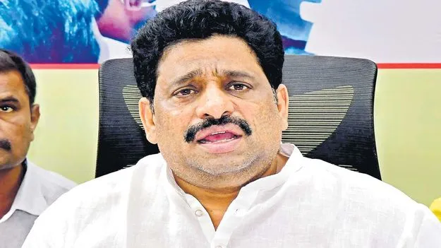 పరామర్శల పేరుతో ఊరేగుతున్న జగన్‌ 