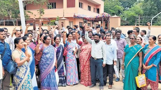 సరెండర్‌ లీవ్‌ బిల్లులు విడుదల చేయండి