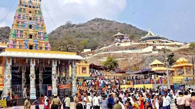 త్రికోటేశ్వర స్వామికి ప్రభుత్వం తరఫున పట్టువస్త్రాలు