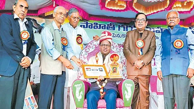ఎంత ఎదిగినా మూలాలు మరవొద్దు