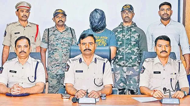 రెడ్‌ స్మగ్లర్‌ ముజామిల్‌ అరెస్టు