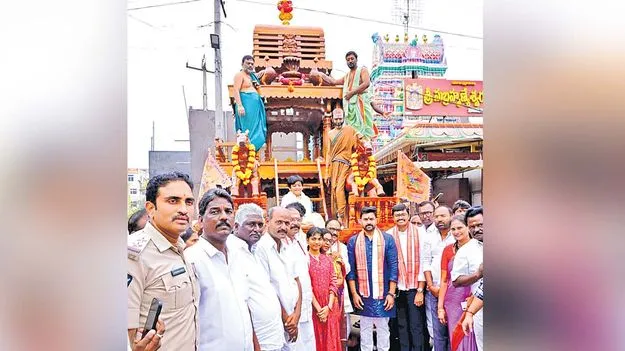 సుబ్రహ్మణ్యేశ్వరస్వామికి టేకు రథం