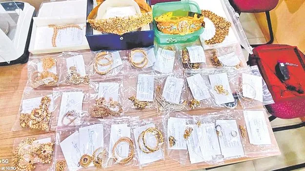 రిటైర్డ్‌ ఎస్‌ఈ లాకర్‌లో 1.7 కిలోల బంగారం!