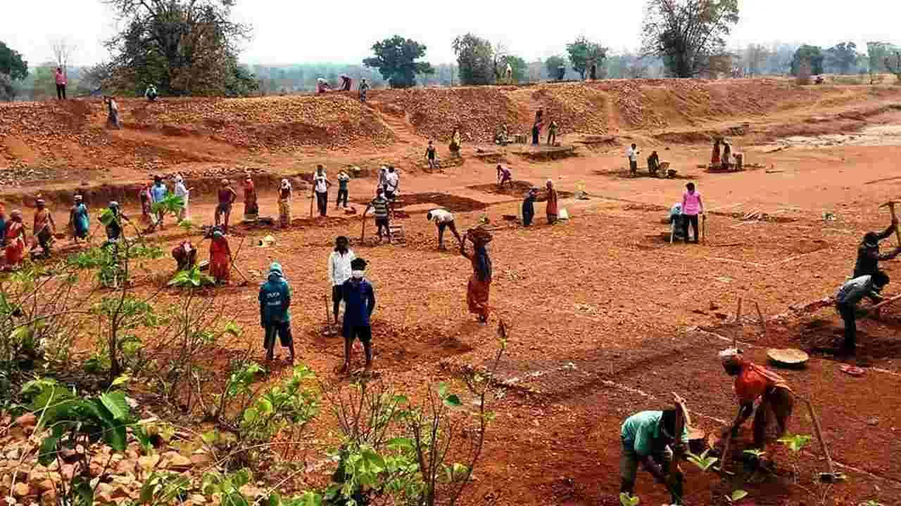 ‘ఉపాధి’ పనుల స్పీడ్‌కు  బ్రేకులు