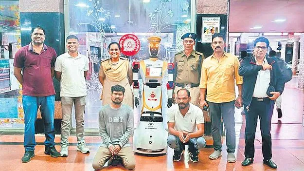 రోబో కాప్‌ పట్టేసింది