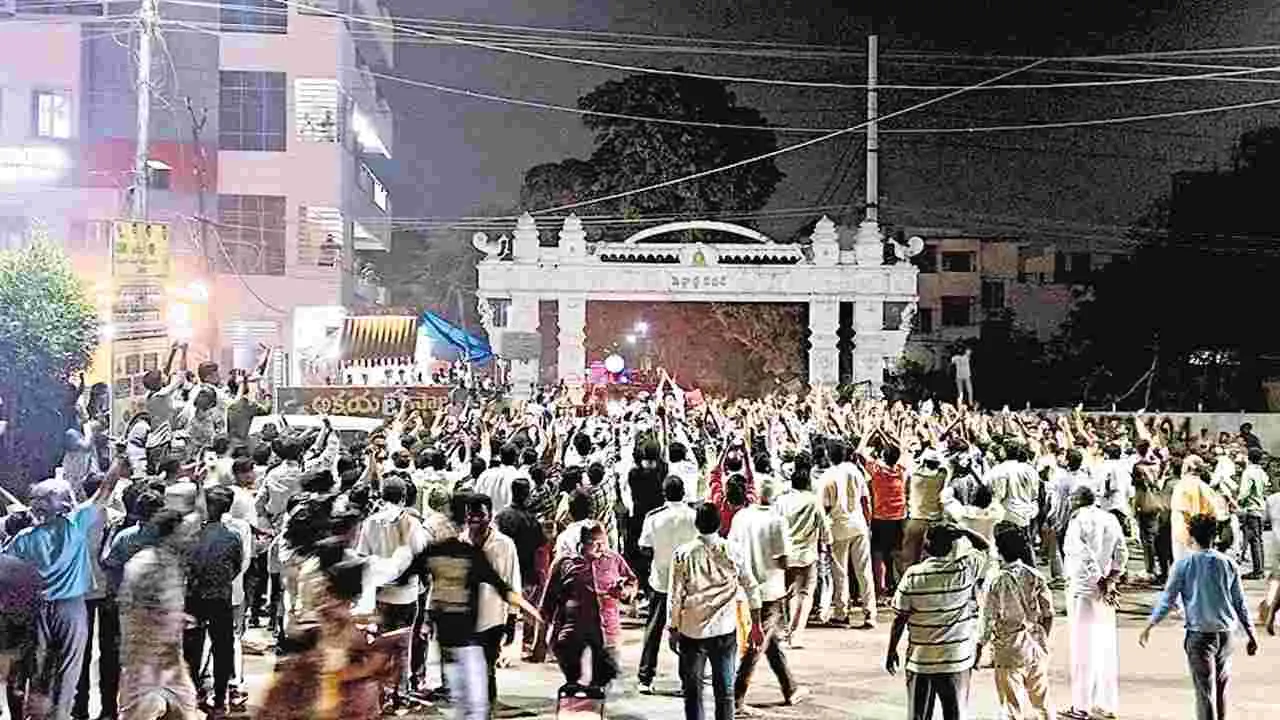 పరామర్శా.. లేక బల ప్రదర్శనా?