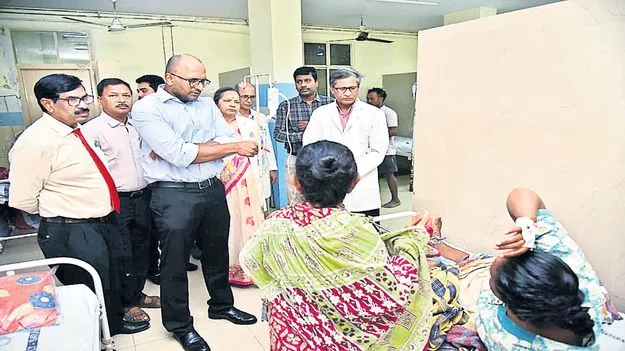 కేజీహెచ్‌లో కలెక్టర్‌ తనిఖీలు