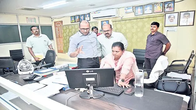 సబ్‌ రిజిస్ట్రార్‌ కార్యాలయంలో కలెక్టర్‌ తనిఖీలు