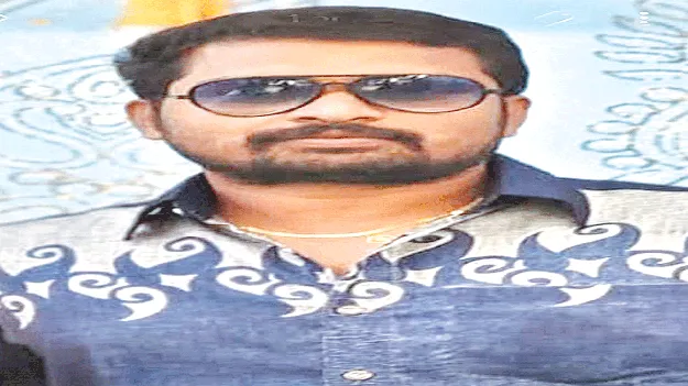 అదుపు తప్పి.. రక్షణ గోడను ఢీకొట్టి