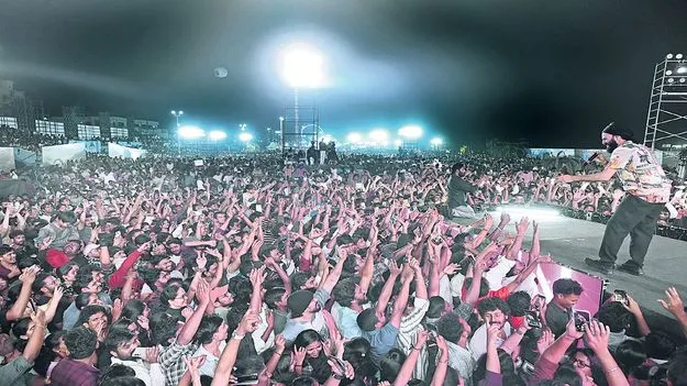 ఉత్సవ్‌కు పోటెత్తిన జనం