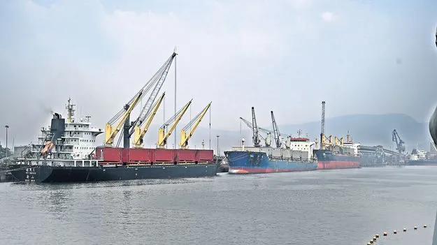 కలెక్షన్‌ కింగ్‌లుగా కార్యదర్శులు!