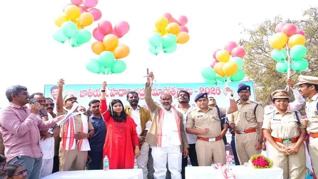 వాహనాలను భద్రంగా, బాధ్యతతో నడపాలి