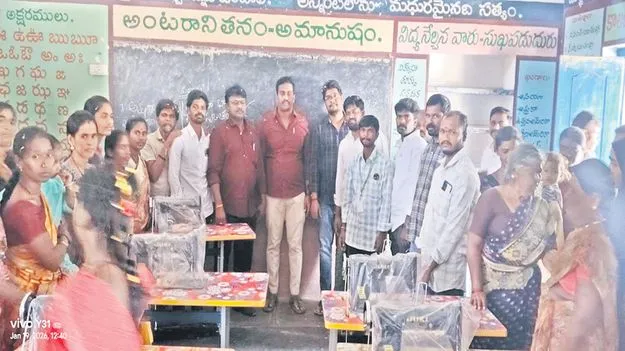 కుట్టుమిషన్ల పంపిణీ 