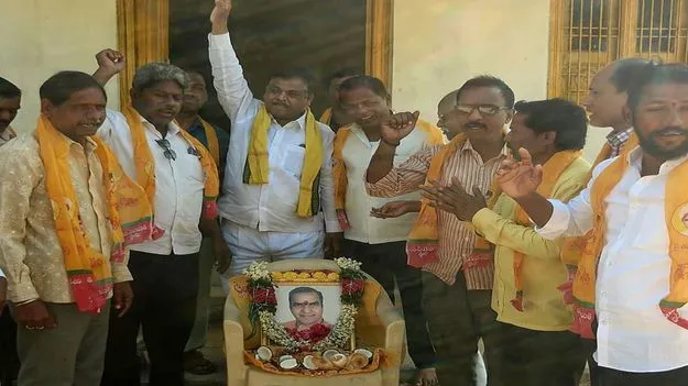 మాజీ ముఖ్యమంత్రి ఎన్టీఆర్‌కు ఘన నివాళి