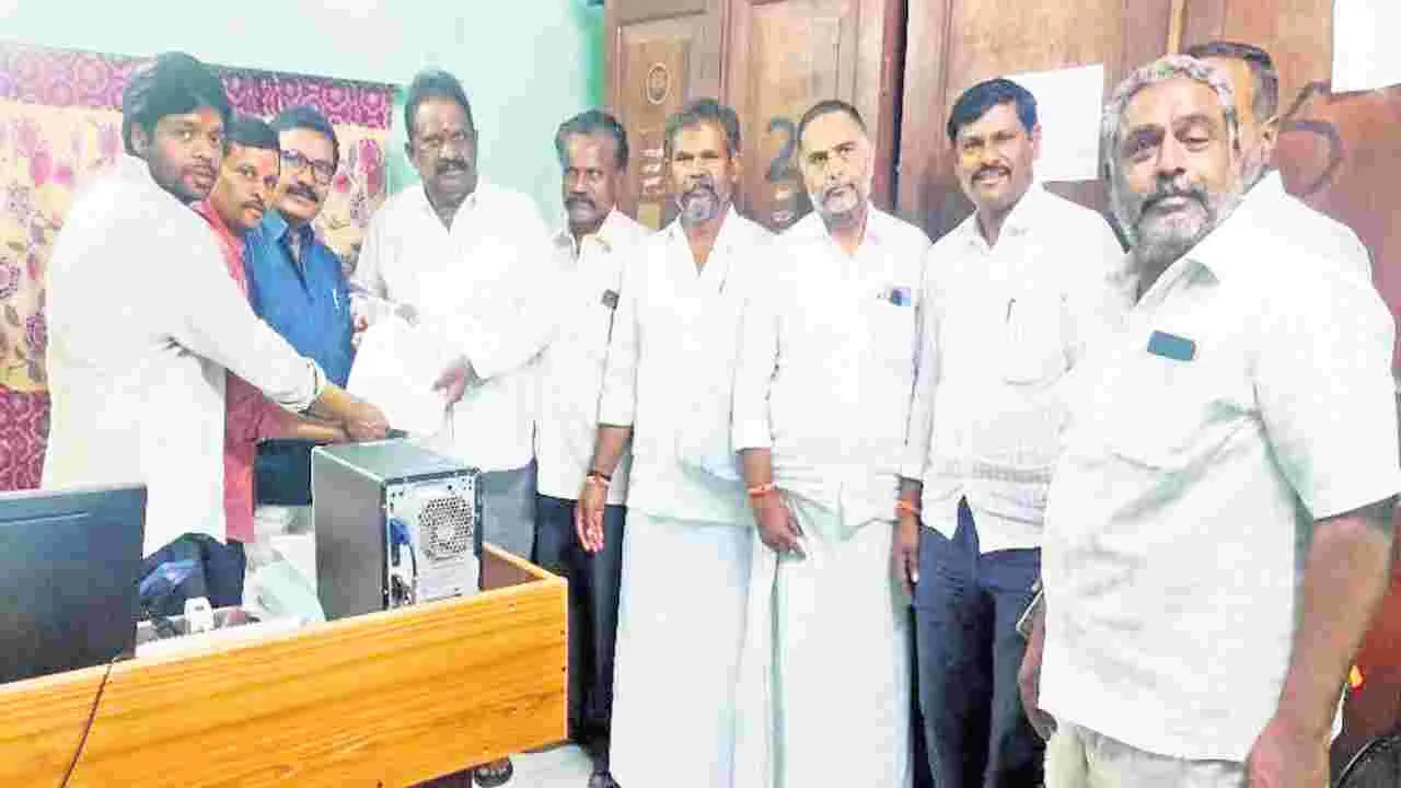 నెట్టికంటికి రూ. 25 లక్షల స్థలం అందజేత