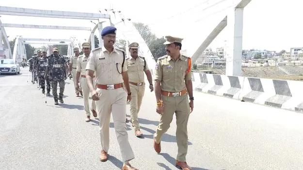 వేములవాడలో పోలీసుల ఫ్లాగ్‌ మార్చ్‌