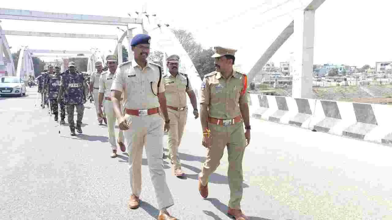 వేములవాడలో పోలీసుల ఫ్లాగ్‌ మార్చ్‌