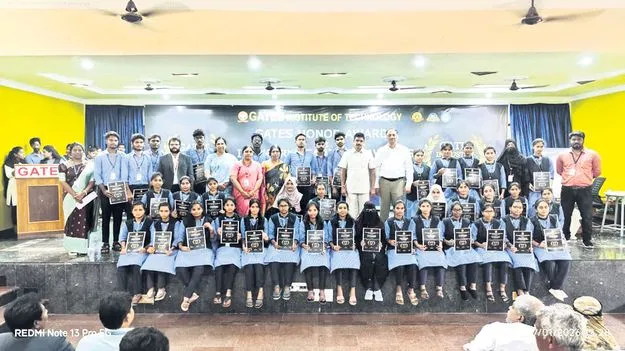 ప్రతిభావంత విద్యార్థులకు పురష్కారాలు