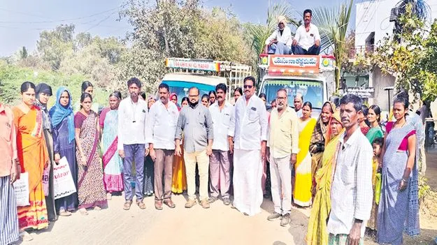 ఇంటి పట్టాల పంపిణీఇంటి పట్టాల పంపిణీ