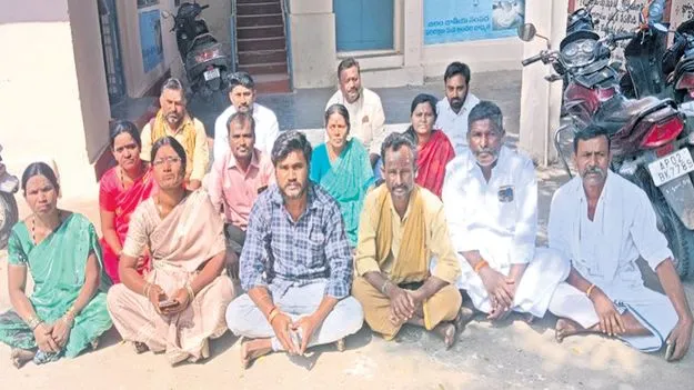 అధికారుల తీరుపై నిరసన  