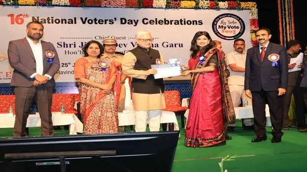 ఇన్‌చార్జి కలెక్టర్‌కు రాష్ట్రస్థాయి అవార్డు ప్రదానం