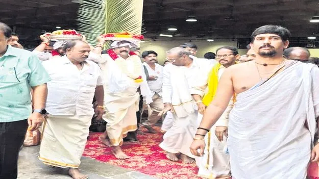 వాసవీమాతకు ప్రత్యేక పూజలు 