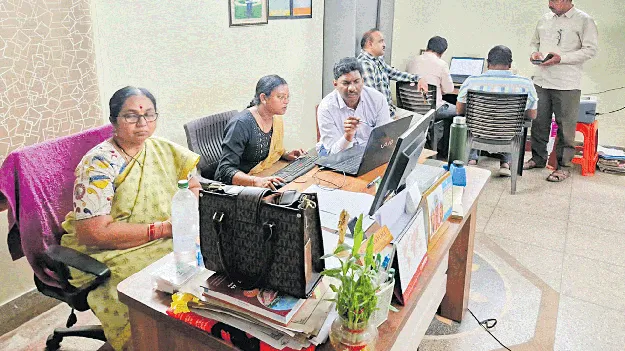 కడియం సబ్‌రిజిస్ర్టార్‌ కార్యాలయంలో ఏసీబీ సోదాలు