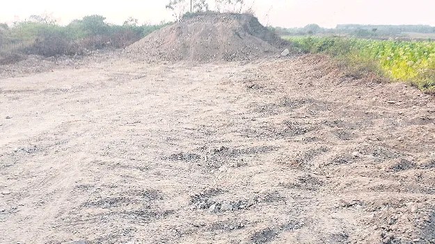 కాలువ కట్టలు కనుమరుగు 