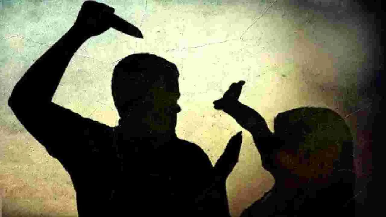 Siddipet News: ఘోరం.. భార్య గొంతు కోసిన భర్త.. అడ్డొచ్చిన కూతురిపైనా..