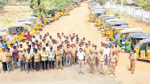 130  స్కూల్‌ ఆటోల సీజ్‌