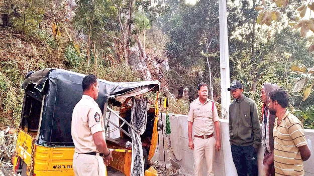 Out of Control అదుపు తప్పి.. రక్షణ గోడను ఢీకొట్టి