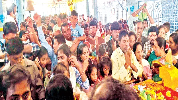 Devotees    శంబరకు పోటెత్తినభక్తులు