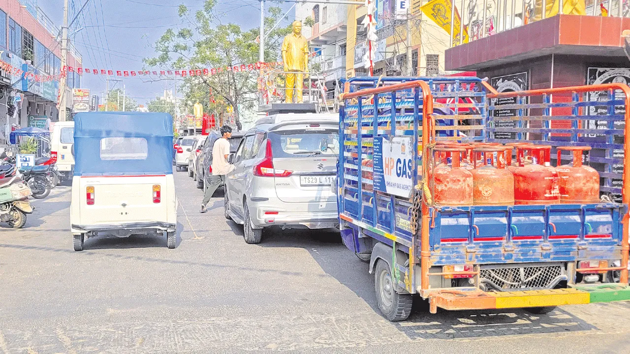 పట్టణంలో రహదారిపై నిలిచిన ట్రాఫిక్‌